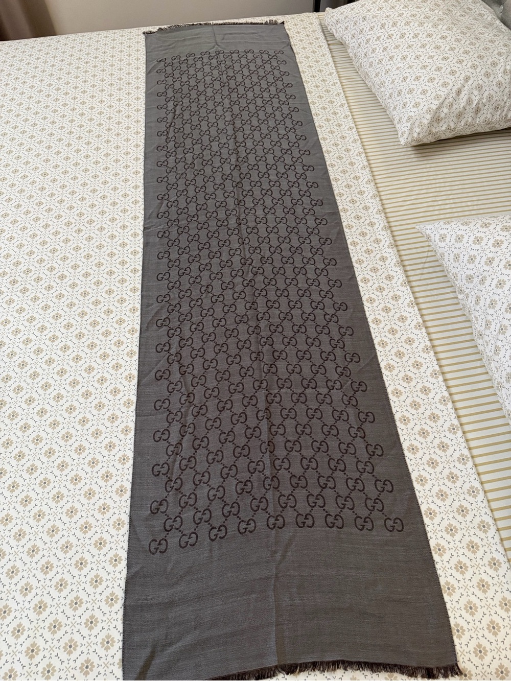 Gucci gray-brown GG monogram scarf with green accent - Picture 6 of 7